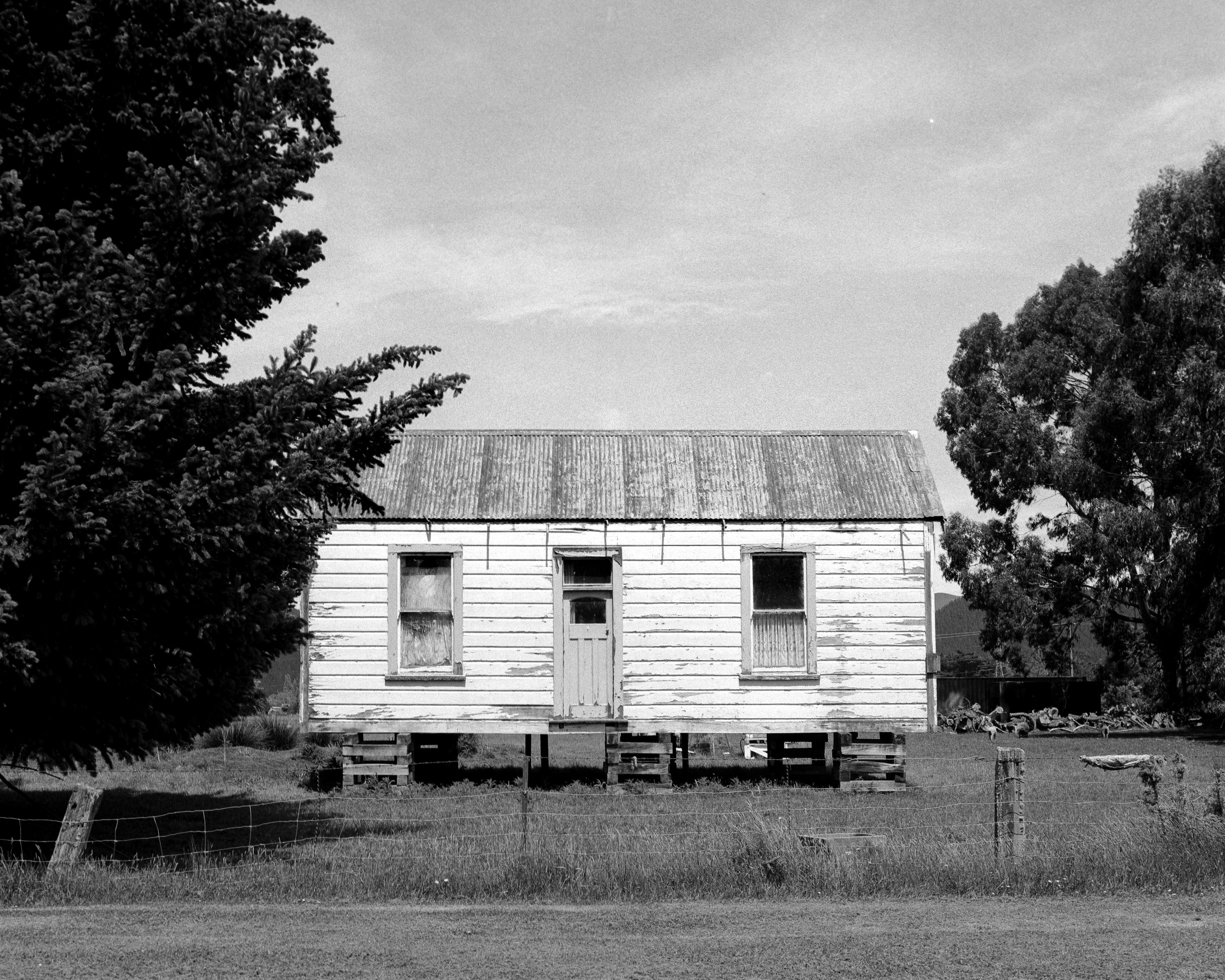 Photo of a dilapidated house 